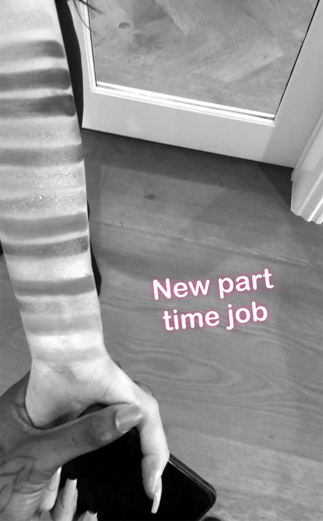 Travis Scott Helps Kylie Jenner With Eyeshadow Swatches New Part Time Job E Online